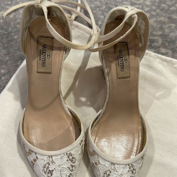 VALENTINO GARAVANI LACE CREAM WEDGE WITH ANKLE TIE. RARE. BOX INCLUDED - Picture 8 of 15